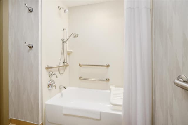 1 KING MOBILITY ACCESS WITH TUB NONSMOKING