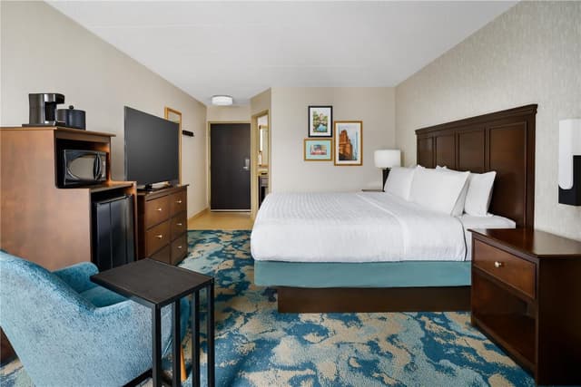 1 KING BED NONSMOKING