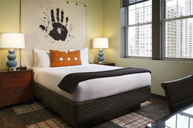1 QUEEN BED WITH CITY VIEW