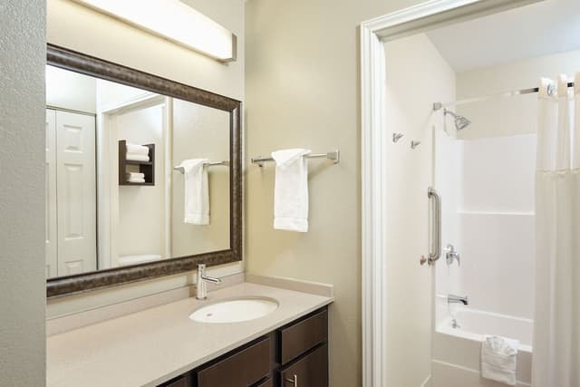 Suite, 2 Bedrooms, Kitchen (2 Bathrooms)