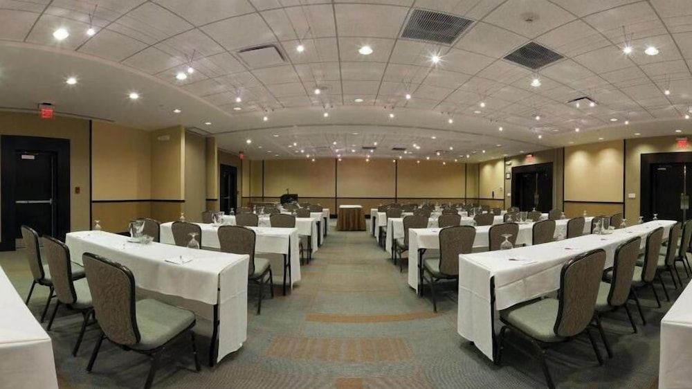 CROWNE PLAZA LOMBARD DOWNERS G1