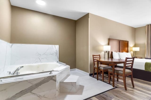 Suite, 1 King Bed, Accessible, Non Smoking