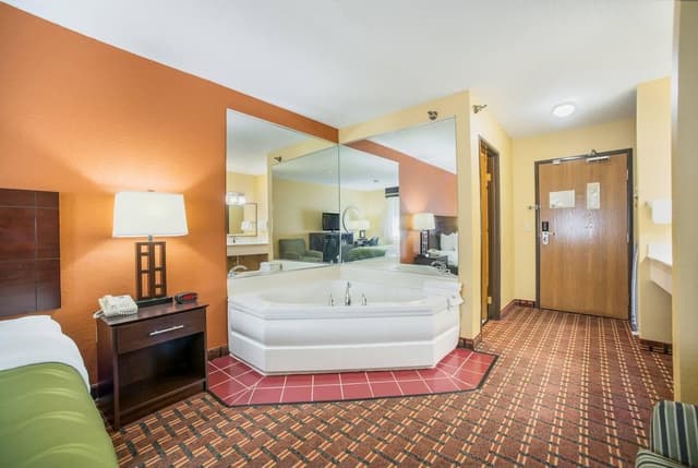 Standard King Room with Whirlpool - Non Smoking