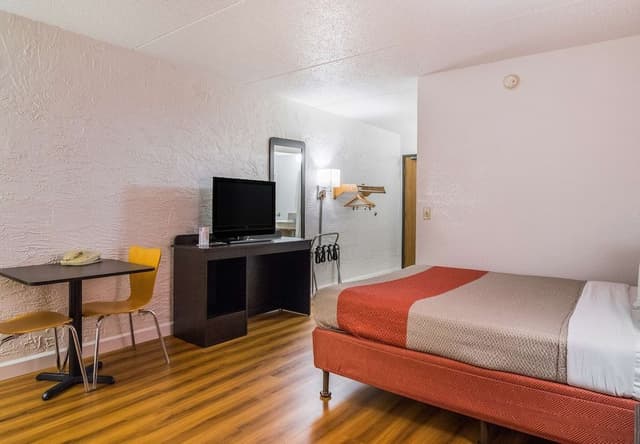Standard Room, 1 Queen Bed, Accessible, Non Smoking