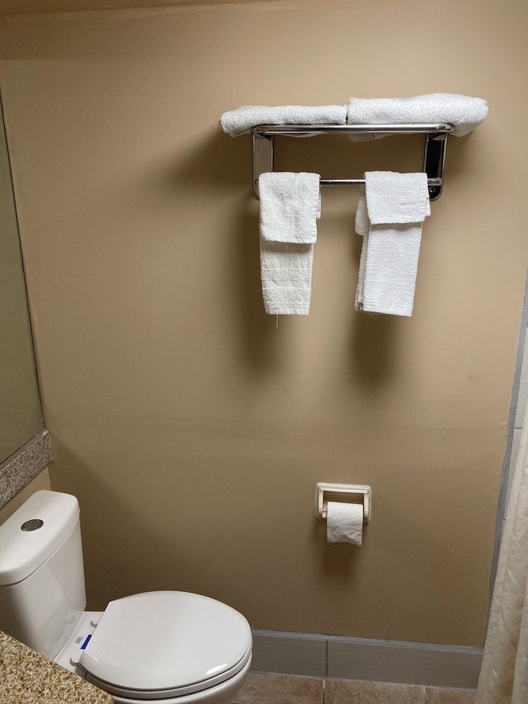 HOWARD JOHNSON HOTEL ROCKFORD3