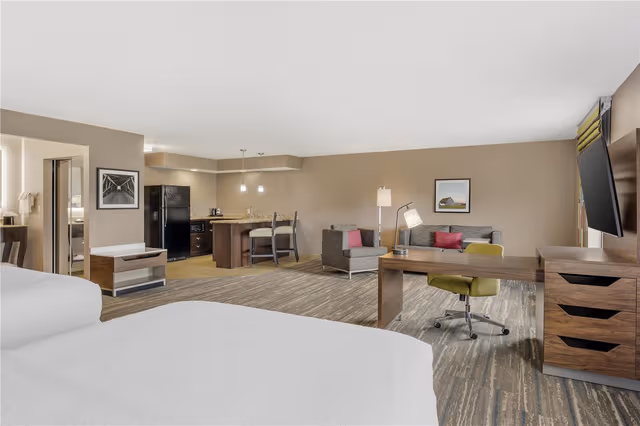 2 QUEEN BEDS STUDIO W/ KITCHENETTE NONSMOKING