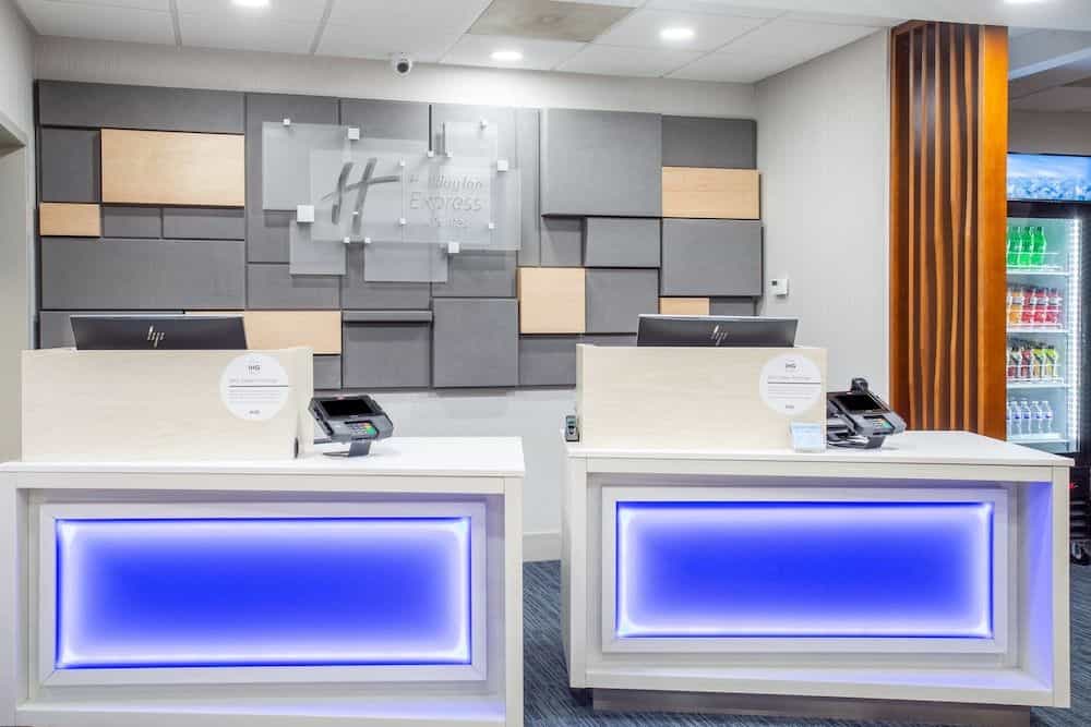 HOLIDAY INN EXPRESS & SUITES F