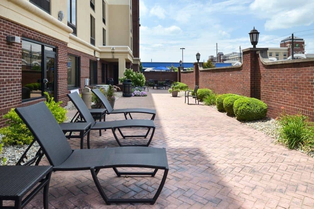HOLIDAY INN EXPRESS & SUITES I HOLIDAY INN EXPRESS & SUITES I
