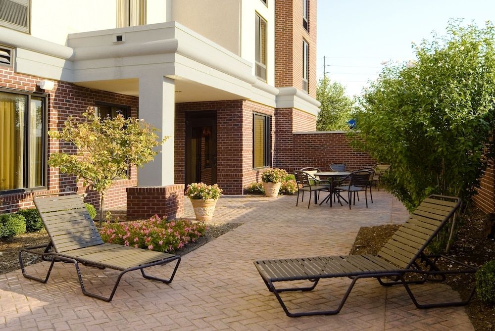 HOLIDAY INN EXPRESS & SUITES I4