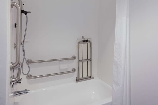 1 KING MOBILITY/HEARING ACCESS W/TUB NONSMOK