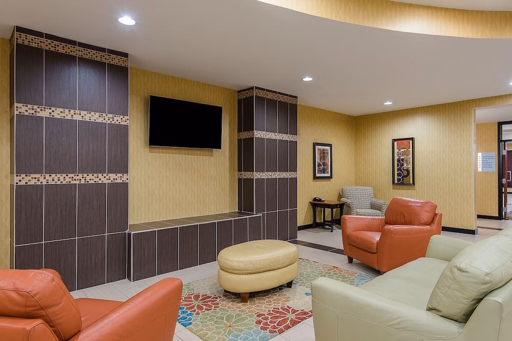 HOLIDAY INN EXPRESS & SUITES L0