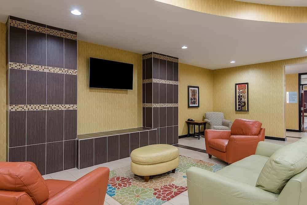 HOLIDAY INN EXPRESS & SUITES L