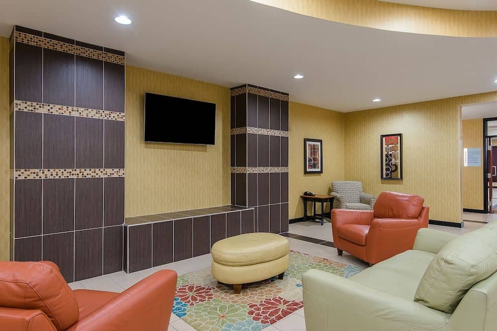 HOLIDAY INN EXPRESS & SUITES L HOLIDAY INN EXPRESS & SUITES L