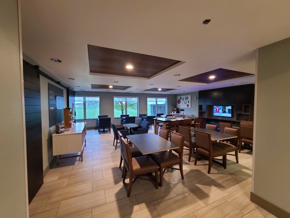 HOLIDAY INN EXPRESS & SUITES S4