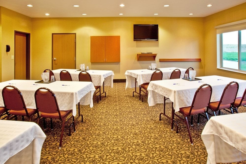 HOLIDAY INN EXPRESS & SUITES S3
