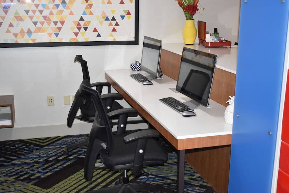 HOLIDAY INN EXPRESS & SUITES M HOLIDAY INN EXPRESS & SUITES M