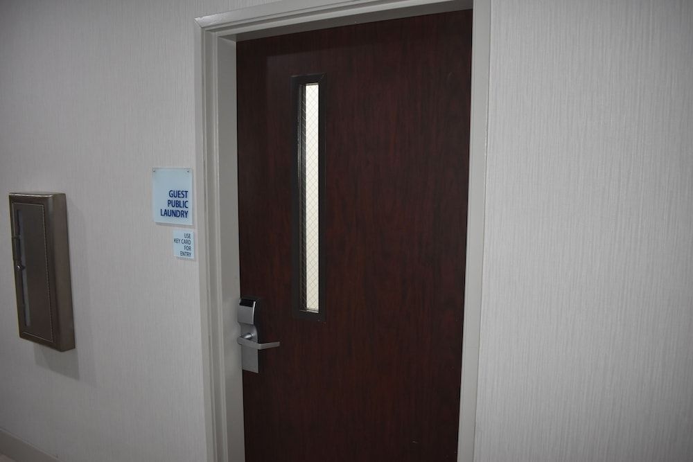 HOLIDAY INN EXPRESS & SUITES M3