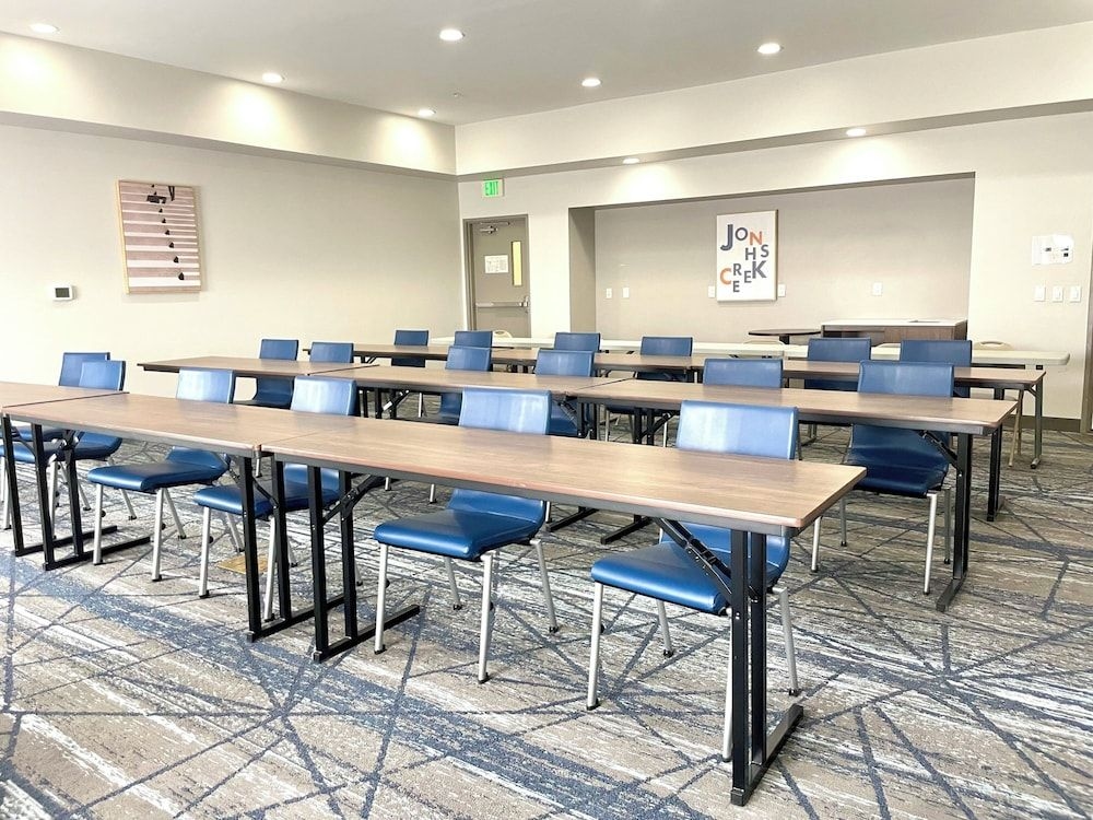 HOLIDAY INN EXPRESS & SUITES T3