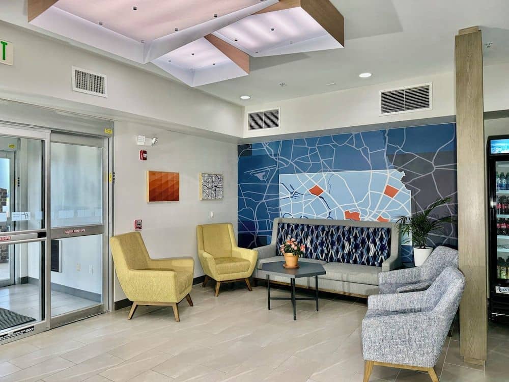 HOLIDAY INN EXPRESS & SUITES T HOLIDAY INN EXPRESS & SUITES T