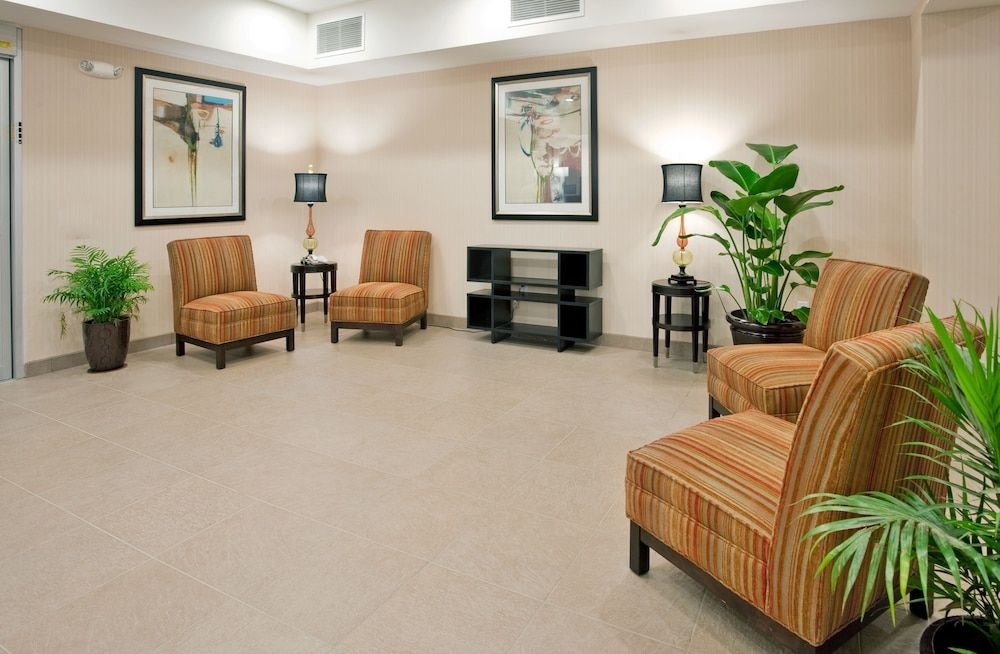 HOLIDAY INN EXPRESS & SUITES T1