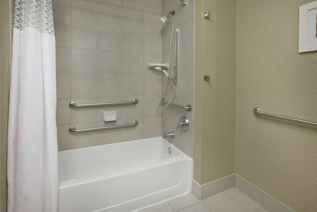 2 QUEENS MOBILITY/HEARING ACCESS TUB NOSMOK
