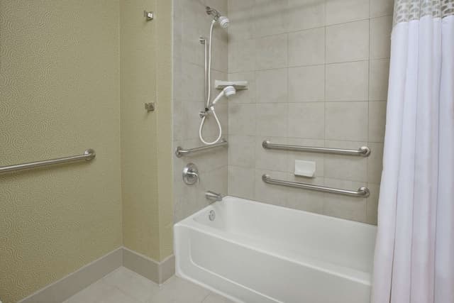 1 KING MOBILITY/HEARING ACCESS W/TUB NONSMOK