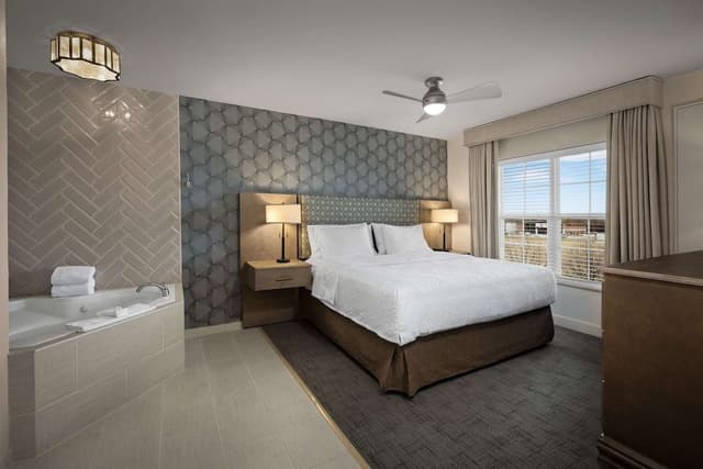 Suite, 1 King Bed, Accessible, Bathtub (Mobility & Hearing)