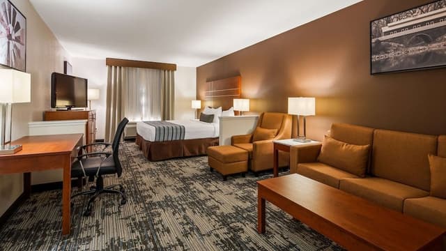 Suite, 1 King Bed, Non Smoking, Refrigerator & Microwave