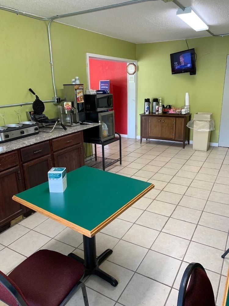 ECONO LODGE INN & SUITES GILBERTSVILLE4