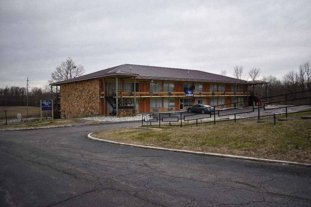 ECONO LODGE INN & SUITES GILBERTSVILLE1