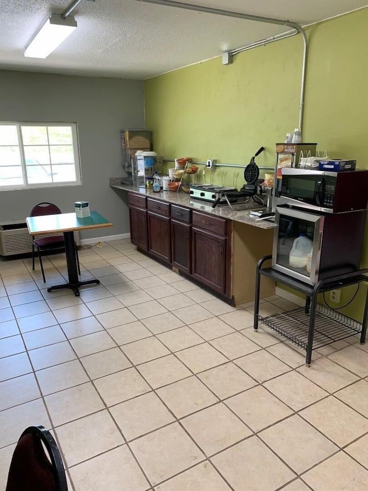 ECONO LODGE INN & SUITES GILBERTSVILLE3