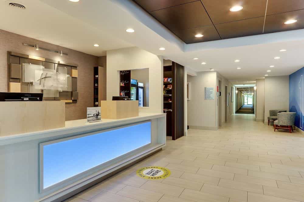 HOLIDAY INN EXPRESS & SUITES C