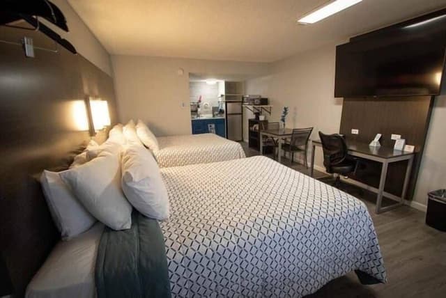 2 Queen Beds w/ Kitchenette Non-Smoking