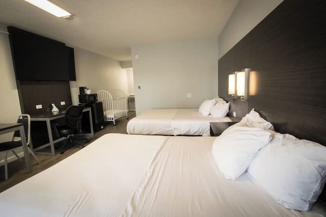 2 Queen Beds w/ Kitchenette Non-Smoking