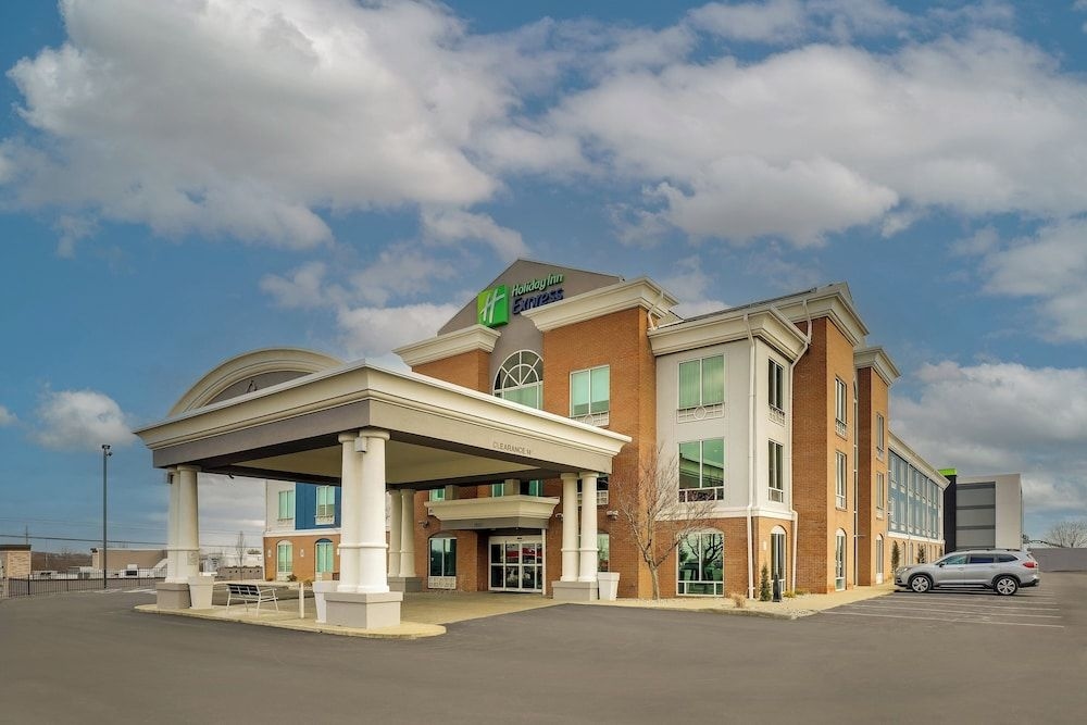 HOLIDAY INN EXPRESS & SUITES R1