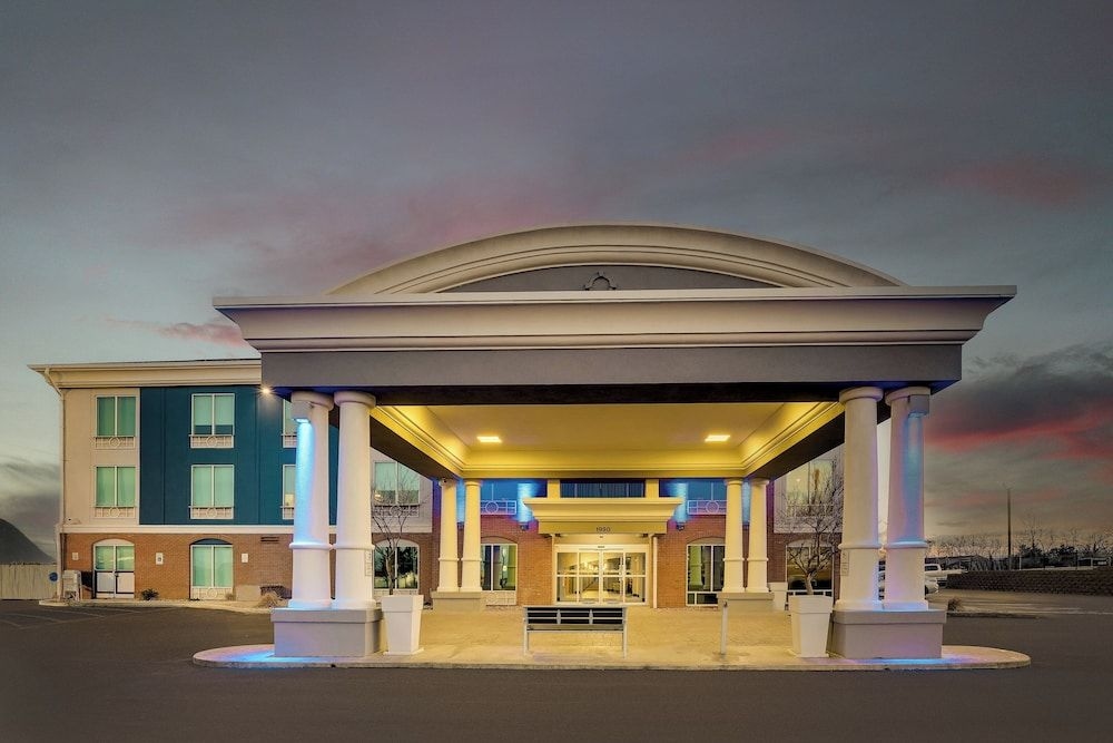 HOLIDAY INN EXPRESS & SUITES R0