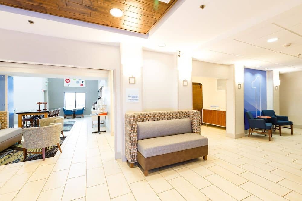 HOLIDAY INN EXPRESS & SUITES S HOLIDAY INN EXPRESS & SUITES S