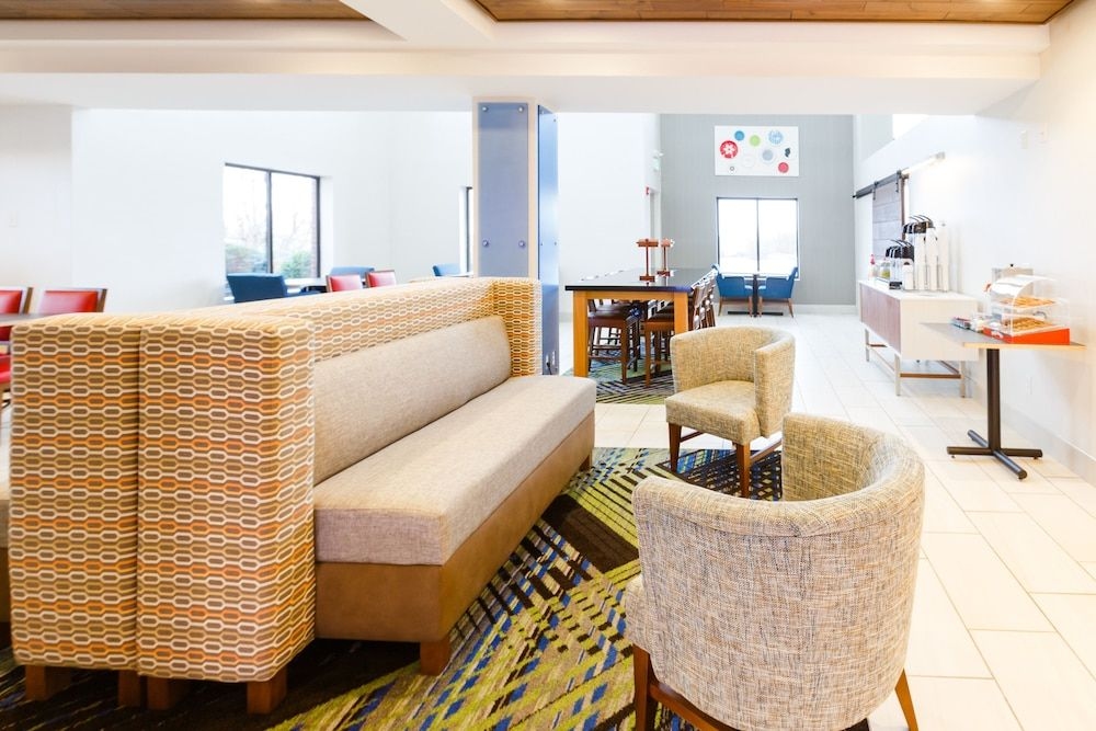 HOLIDAY INN EXPRESS & SUITES S1