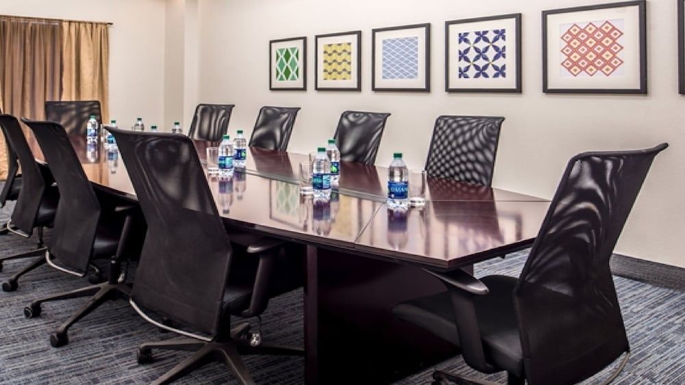 HOLIDAY INN EXPRESS & SUITES L4