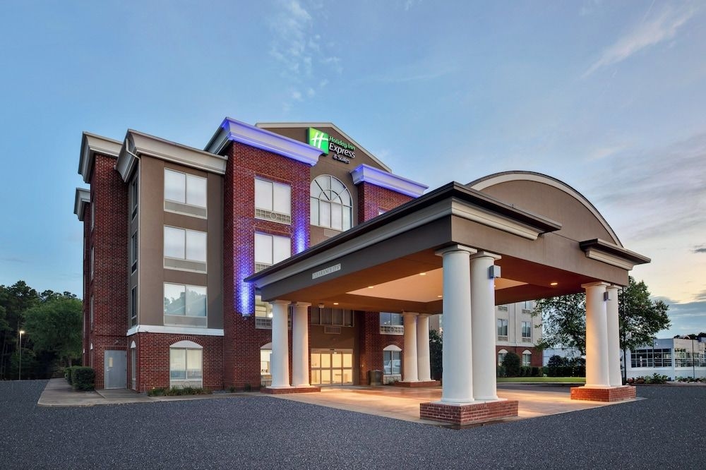 HOLIDAY INN EXPRESS & SUITES W2