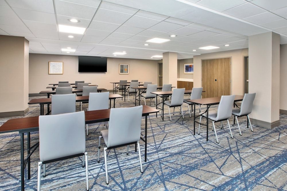 HOLIDAY INN EXPRESS & SUITES W4