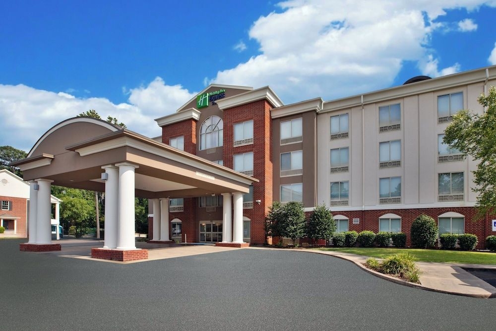 HOLIDAY INN EXPRESS & SUITES W3
