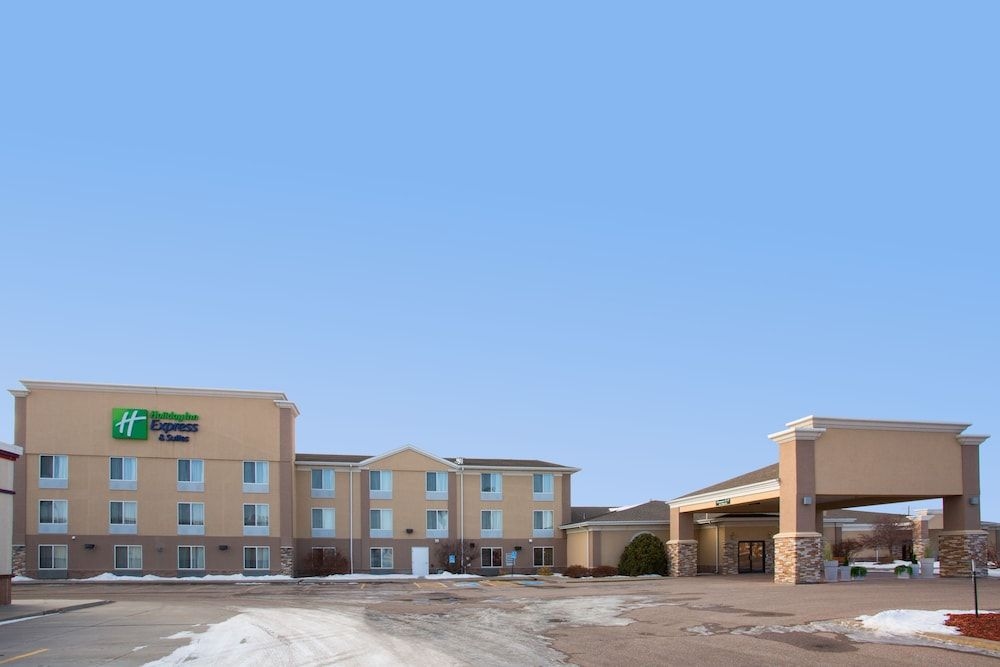 HOLIDAY INN EXPRESS & SUITES L1