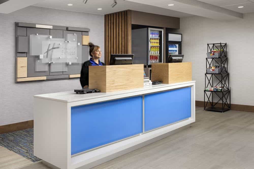 HOLIDAY INN EXPRESS & SUITES A