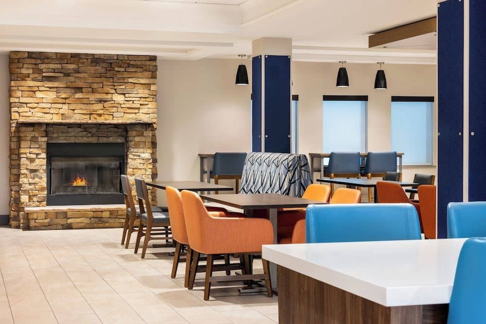 HOLIDAY INN EXPRESS & SUITES H HOLIDAY INN EXPRESS & SUITES H