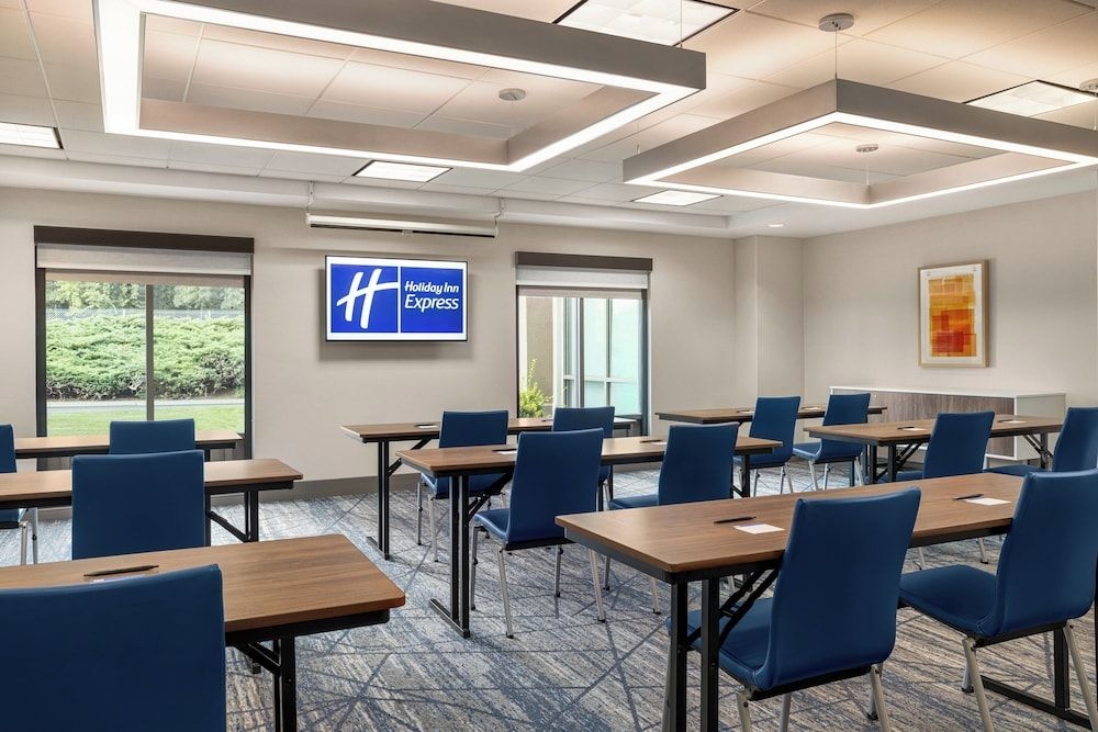 HOLIDAY INN EXPRESS & SUITES H3