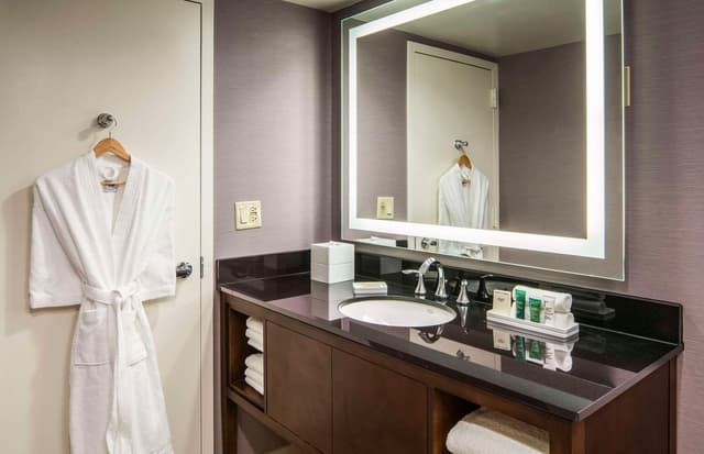 1 QUEEN BED JUNIOR SUITE