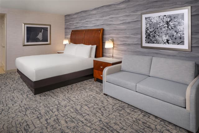 1 KING BED ATRIUM VIEW