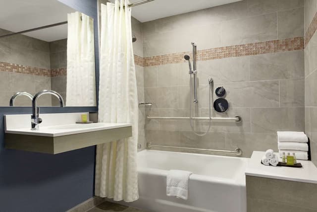 1 KG CITY SKYLINE STE MOBILITY ACCESS TUB