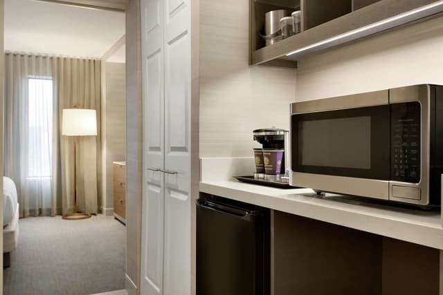 EXPANDED CORNER KING SUITE W/SEPARATE BEDRM